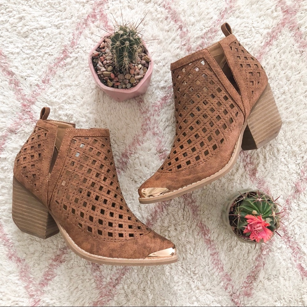 ✨SALE ✨ Deep V-Side Cut Booties - Picture 3 of 4